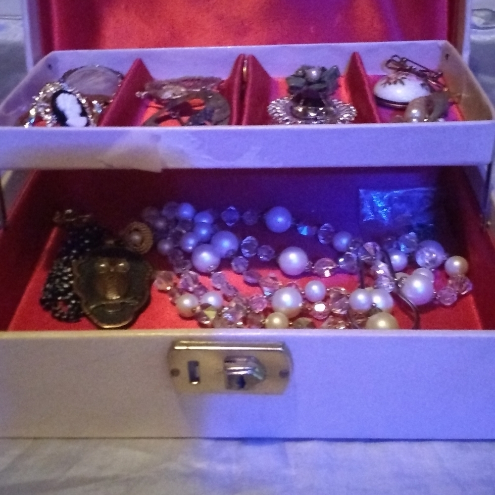 Antique Jewlry Box With Jewlry